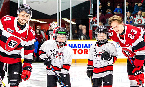 pic-increase-participation 2 young hockey players posing with 67's players